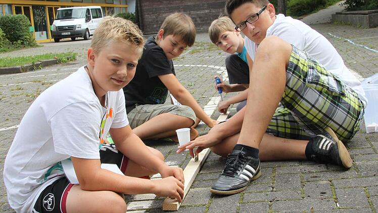 Auch ein Grundstück kann man sich kaufen. Das Haus darauf wird dann von den vier Jungs gebaut.