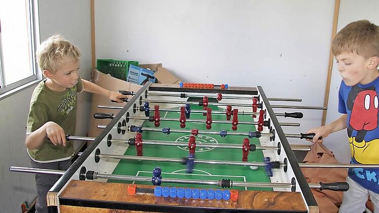 Paul Hügerich und Julius Böhm haben sich in den Bauwagen zurückgezogen. Dort steht der Kicker, und Kickern macht den beiden Achtjährigen richtig Spaß.