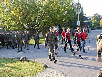 28 Mitglieder verschiedener Reservistenkameradschaften und 31 Zivilisten und "Vereinswalker" gingen beim achten Burgenmarsch der Reservistenvereinigung Unterpreppach an den Start.  Foto: Foto: Helmut Will