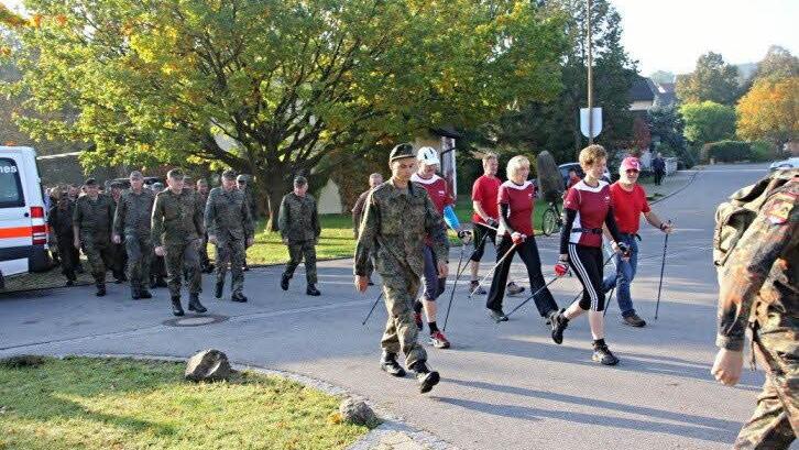 28 Mitglieder verschiedener Reservistenkameradschaften und 31 Zivilisten und "Vereinswalker" gingen beim achten Burgenmarsch der Reservistenvereinigung Unterpreppach an den Start.  Foto: Foto: Helmut Will