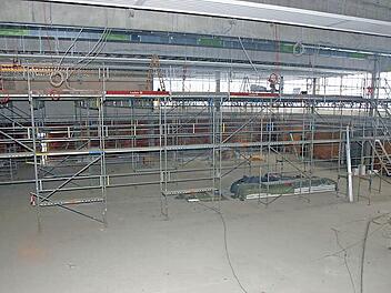 Betriebsamkeit: Mehrere Firmen arbeiten derzeit auf der Großbaustelle der Wilhelm-Hegler-Halle in Oerlenbach. Vor allem im Inneren nimmt die Maßnahme mehr und mehr Konturen an. Fotos: Stefan Geiger