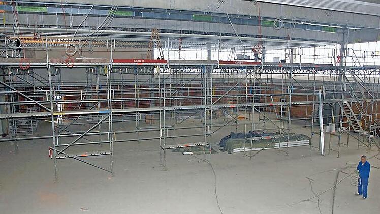 Betriebsamkeit: Mehrere Firmen arbeiten derzeit auf der Großbaustelle der Wilhelm-Hegler-Halle in Oerlenbach. Vor allem im Inneren nimmt die Maßnahme mehr und mehr Konturen an. Fotos: Stefan Geiger