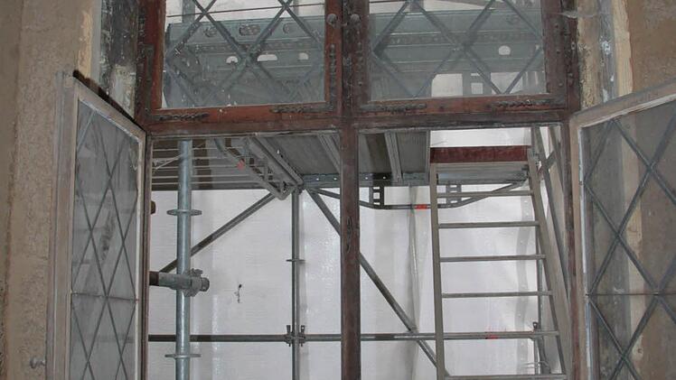 Blick durch ein anderes Fenster - hier sieht man nur die Plane, die den Erker umgibt. Foto: Jürgen Gärtner