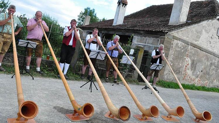 Flott spielte die Alphornbläsergruppe Haßberge vor dem ehemaligen Kraisdorfer Brauhaus.