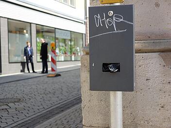 Solche Spender mit Beuteln für Hundekot sind an mehreren Stellen in der Innenstadt zu finden, zum Beispiel am Marktplatz. Foto: Arkadius Guzy