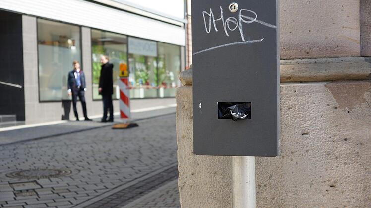 Solche Spender mit Beuteln für Hundekot sind an mehreren Stellen in der Innenstadt zu finden, zum Beispiel am Marktplatz. Foto: Arkadius Guzy
