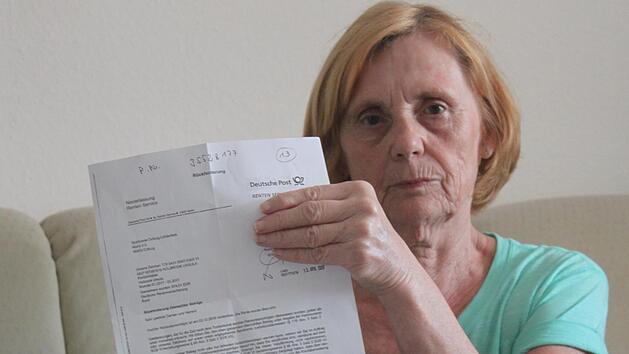 Ursula Holbrooke mit dem Schreiben, in dem die Deutsche Rentenversicherung der Sparkasse Coburg-Lichtenfels mitteilt, dass die Rentenberechtigte Holbrooke am 3. Dezember 2016 verstorben sei und angeblich zu viel bezahlte Geldleistungen zurückfordert. Foto: Matthias Einwag