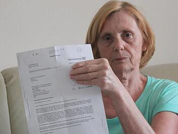 Ursula Holbrooke mit dem Schreiben, in dem die Deutsche Rentenversicherung der Sparkasse Coburg-Lichtenfels mitteilt, dass die Rentenberechtigte Holbrooke am 3. Dezember 2016 verstorben sei und angeblich zu viel bezahlte Geldleistungen zurückfordert. Foto: Matthias Einwag