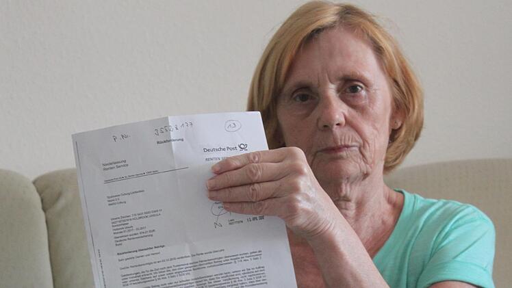Ursula Holbrooke mit dem Schreiben, in dem die Deutsche Rentenversicherung der Sparkasse Coburg-Lichtenfels mitteilt, dass die Rentenberechtigte Holbrooke am 3. Dezember 2016 verstorben sei und angeblich zu viel bezahlte Geldleistungen zurückfordert. Foto: Matthias Einwag
