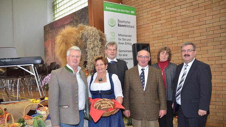 Beim Erntedankfest in Mitwitz (v.l.): Freiherr Ludwig von Lerchenfeld, Landesbäuerin Anneliese Göller, Klaus Siegelin (stellvertretender Kreisobmann), Erwin Schwarz (Kreisobmann), Rosa Zehnter (Kreisbäuerin), Jürgen Kern (2. Bürgermeister Mitwitz).
