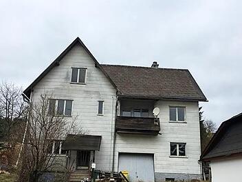 Das Anwesen in der Christian-Hammerschmidt-Straße soll noch in diesem Jahr abgerissen werden. Dort sollen Parkplätze sowie eine Freifläche entstehen.  Foto: Veronika Schadeck