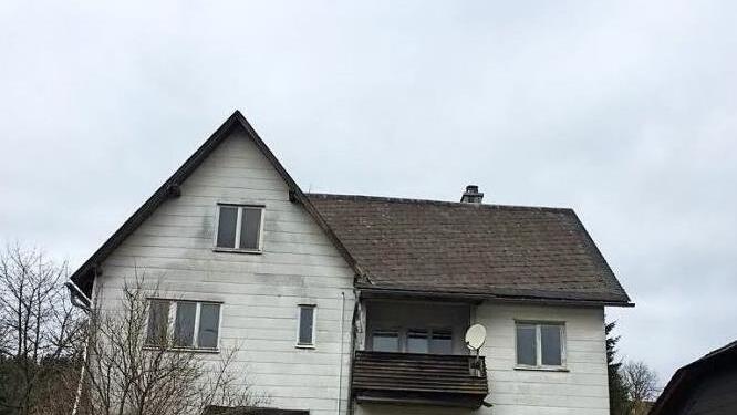 Das Anwesen in der Christian-Hammerschmidt-Straße soll noch in diesem Jahr abgerissen werden. Dort sollen Parkplätze sowie eine Freifläche entstehen.  Foto: Veronika Schadeck