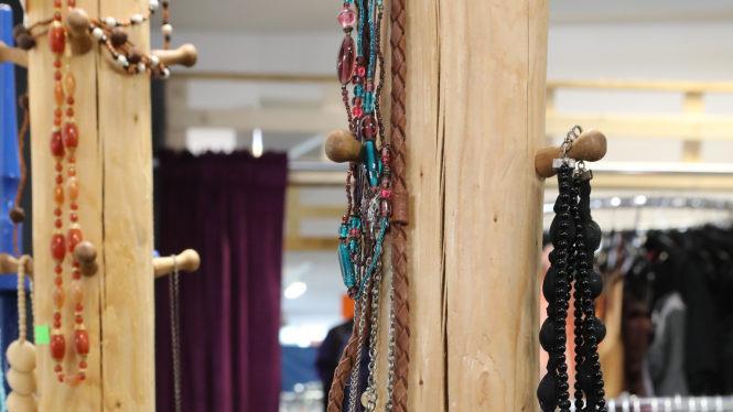 Ab heute kann man im Kolping-Center in der Siechenstra&szlig;e in einem gro&szlig;en Kleidungssortiment aus zweiter Hand st&ouml;bern.Barbara Herbst