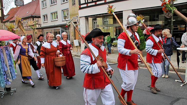 Die Teilnehmer am Heimatspiel zogen, vorbei an Hunderten von winkenden Zuschauern und den Verkaufsständen, vom Oberen Tor bis zu ihrer Spielstätte vor dem Heimatsspielhaus. Mit dabei waren auch Pferde, Ziegen, Hunde und Gänse. Foto: Dieter Britz
