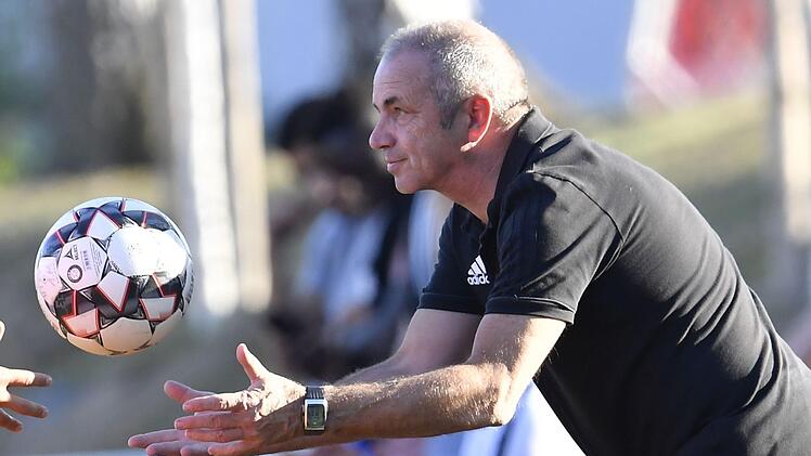 Dieter Schlereth, Trainer des FC Sand, hilft gern aus, wenn das Spielgerät fehlt. Foto: Sportfoto Zink