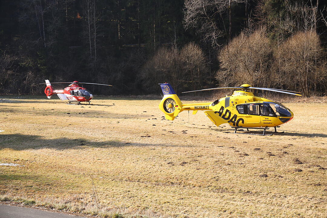 Rettungshubschrauber nach Frontalcrash im Einsatz
