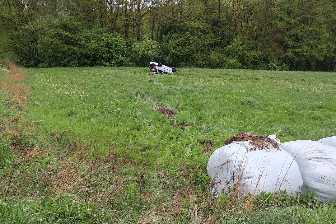 Nach 15-Meter-Flug: Corsa landet auf Dach in Wiese