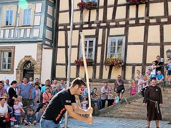 Der Hahnenschlag am Kirchweihmontag gehört zu den Attraktionen der Seßlacher Kirchweih. Bei diesem Foto aus dem Jahr 2017 versucht Geschäftsleiter Bernd Vogt, den "Hahn", einen kleinen Tontopf, mit dem Dreschflegel zu zerschlagen.  Foto: Bettina Knauth