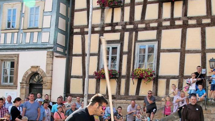 Der Hahnenschlag am Kirchweihmontag gehört zu den Attraktionen der Seßlacher Kirchweih. Bei diesem Foto aus dem Jahr 2017 versucht Geschäftsleiter Bernd Vogt, den "Hahn", einen kleinen Tontopf, mit dem Dreschflegel zu zerschlagen.  Foto: Bettina Knauth