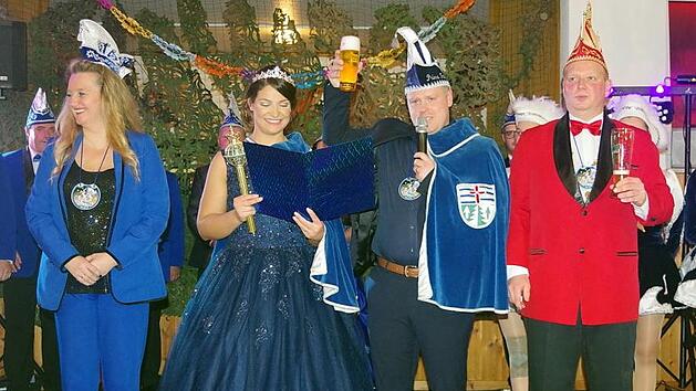 Das neue Prinzenpaar richtet hoheitliche Gr&uuml;&szlig;e ans Volk. Mit im Bild Pr&auml;sident Martin Bittruf und Kanzlerin Sandra Kisiala. Foto: Heike Sch&uuml;lein