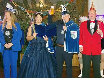 Das neue Prinzenpaar richtet hoheitliche Grüße ans Volk. Mit im Bild Präsident Martin Bittruf und Kanzlerin Sandra Kisiala. Foto: Heike Schülein