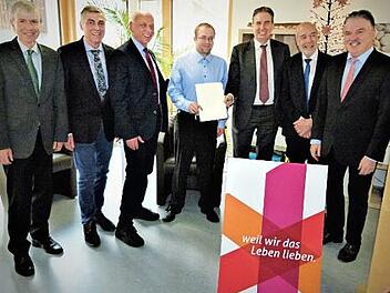 Die Übergabe des Förderbescheides für den Neubau eines weiteren Dezentralisierungsprojekts der Himmelkroner Heime in Wirsberg war am Montag für alle Beteiligten Grund zur Freude. Foto: Werner Reißaus