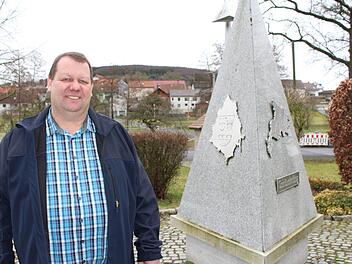 Bürgermeister Bernold Martin vor dem Rathaus in Schondra. Der Tetraeder symbolisiert die Eingemeindung der  ehemals eigenständigen Gemeinden Schönderling und Singenrain zu Schondra im Zuge der Gebietsreform. Foto: Julia Raab