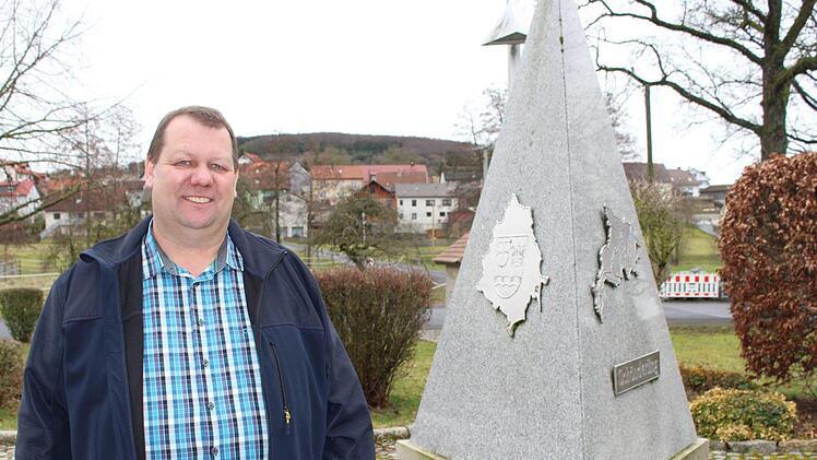 Bürgermeister Bernold Martin vor dem Rathaus in Schondra. Der Tetraeder symbolisiert die Eingemeindung der  ehemals eigenständigen Gemeinden Schönderling und Singenrain zu Schondra im Zuge der Gebietsreform. Foto: Julia Raab