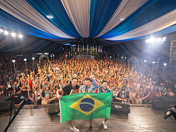 Kirchaich: Dorfrocker veranstalten die "längste Polonaise Südamerikas"