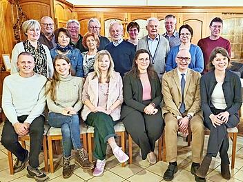 Der neue Vorstand mit Vorsitzender Anna-Lena Holzschuh (vordere Reihe, Dritte von rechts), Bundestagsabgeordneter Emmi Zeulner und CSU-Kreisvorsitzendem und Landrat Christian Meißner.