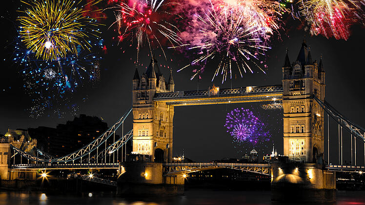 Feuerwerk &uuml;ber der Tower Bridge in London