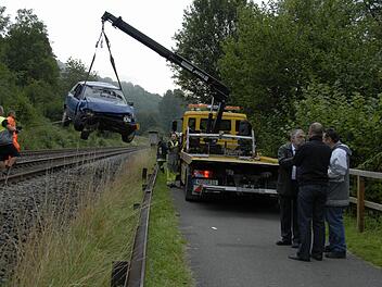 Auf  der  Bahnstrecke zwischen Kulmbach und Untersteinach  landet  der mit vier jungen Leuten besetzte Opel Astra, der bei einem  Unfall   auf die Gleise katapultiert worden war. Mit einem Kran wurde das Wrack geborgen. Foto: Archiv/Dagmar Besand