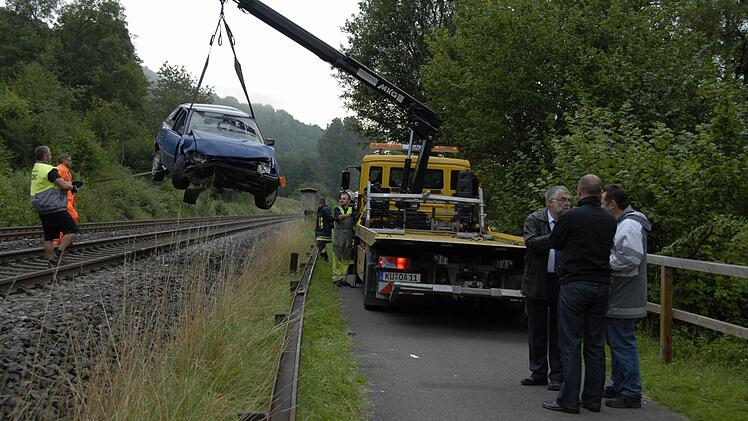 Auf  der  Bahnstrecke zwischen Kulmbach und Untersteinach  landet  der mit vier jungen Leuten besetzte Opel Astra, der bei einem  Unfall   auf die Gleise katapultiert worden war. Mit einem Kran wurde das Wrack geborgen. Foto: Archiv/Dagmar Besand