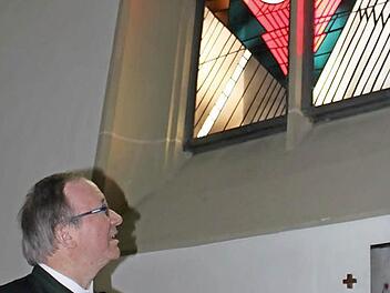 Der künftige Würzburger Generalvikar Thomas Keßler vor dem Osterfenster in der Herz-Jesu-Kirche, das ihm als Liebhaber moderner Kunst besonders gut gefällt. Foto: Thomas Mäuser