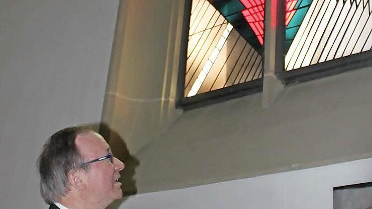 Der künftige Würzburger Generalvikar Thomas Keßler vor dem Osterfenster in der Herz-Jesu-Kirche, das ihm als Liebhaber moderner Kunst besonders gut gefällt. Foto: Thomas Mäuser