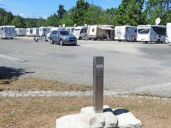 Der Eltmanner Wohnmobilstellplatz am Main erfreut sich wachsender Beliebtheit, vor allem seit Ver- und Entsorgungssäulen installiert wurden. Ein Lob aus Baden-Württemberg landete im Rathaus. Foto: Sabine Weinbeer