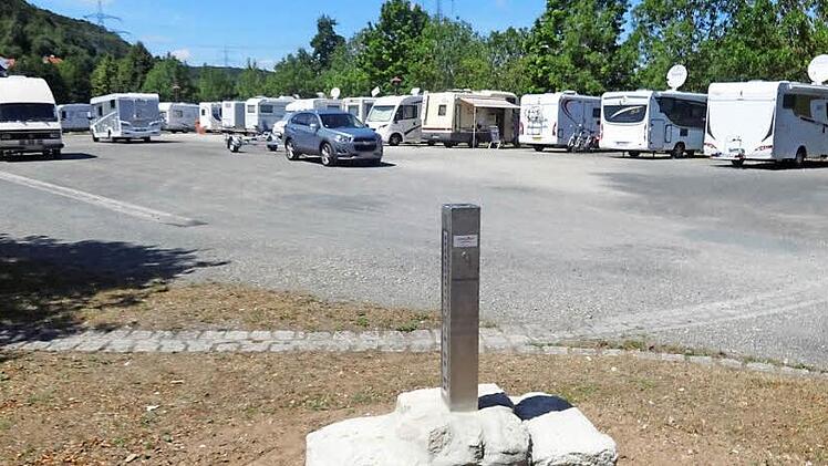 Der Eltmanner Wohnmobilstellplatz am Main erfreut sich wachsender Beliebtheit, vor allem seit Ver- und Entsorgungssäulen installiert wurden. Ein Lob aus Baden-Württemberg landete im Rathaus. Foto: Sabine Weinbeer