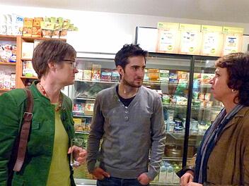 MdL Ulrike Gote, Florian Schleicher und MdL Gisela Sengl im Lindauer Hofladen. Foto: Dieter Hübner