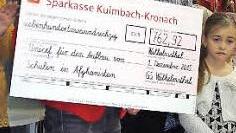 Gisela Schardt von Unicef freut sich über eine Spende von 762,92 Euro.  Foto: Heike Schülein