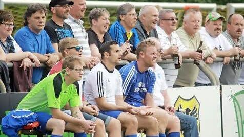 Ersatzgeschwächt - unter anderem musste Kapitän Maurizio Turturro (mit weißem Trikot auf der Bank neben dem dreifachen Torschützen Matthias Schulz) früh ausgewechselt werden - gewann der TBVfL mit 5:0.