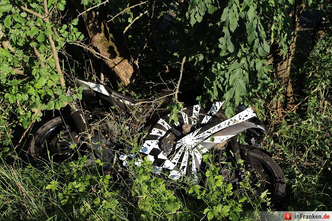 Motorrad kollidiert mit Traktor - Biker schwerst verletzt