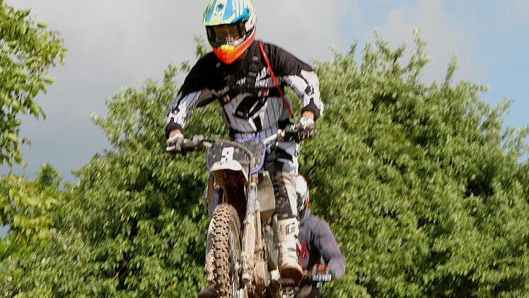 Der "Schlammschlucker" fliegt dicht verfolgt über den Hügel.