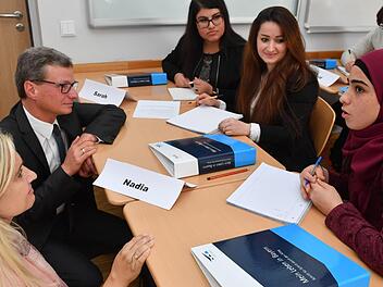 Die Bamberger Gesundheitsministerin Melanie Huml  und Staatssekretär Bernd Sibler (beide CSU)  im Gespräch mit Berufsschülerinnen einer Integrationsklasse. Ronald Rinklef