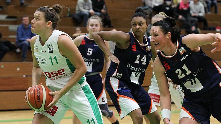 Die gesamte Freiburger Abwehr (hier v. l.: Viktoria Wieczorek, Sanata-Lea Ouedraogo und Mirna Paunovic) versetzt hat die Bambergerin Caroline van der Velde, der erfolgreiche Abschluss ist ein Leichtes. Fotos: sportpress