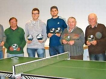 Der TTC Au führte seine Vereinsmeisterschaften im Tischtennis durch. Die Siegerehrung nahm Bürgermeister Bernd Rebhan (links) vor. Rechts daneben die Podestplatzinhaber im Einzel und Doppel Harry Karl, Wolfgang Terk, Franz Hennig, Maximilian Wenicker, Fabian Murrmann, Jürgen Feick, Edwin Bauer sowie stellvertretender Vorsitzender Christian Wagner und Erster Vorsitzender Thomas Feick.  Foto: Hans Franz