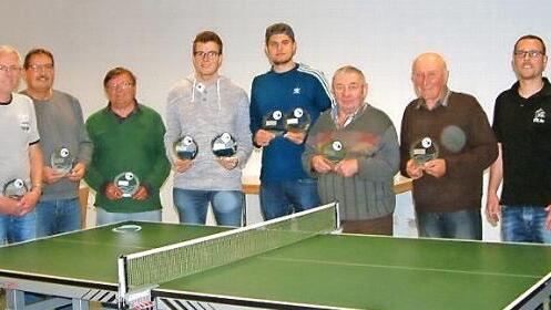 Der TTC Au führte seine Vereinsmeisterschaften im Tischtennis durch. Die Siegerehrung nahm Bürgermeister Bernd Rebhan (links) vor. Rechts daneben die Podestplatzinhaber im Einzel und Doppel Harry Karl, Wolfgang Terk, Franz Hennig, Maximilian Wenicker, Fabian Murrmann, Jürgen Feick, Edwin Bauer sowie stellvertretender Vorsitzender Christian Wagner und Erster Vorsitzender Thomas Feick.  Foto: Hans Franz
