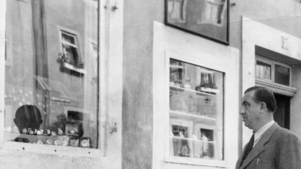 Um das Jahr 1950 entstand dieses Foto von Fritz Dieterich vor dem Geschäft in der Veit-Stoß-Straße 3. Archiv Ursula Glückert