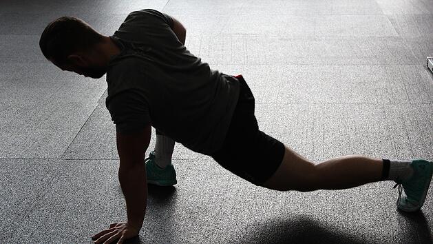 Dehnen ist ein guter Weg, um Muskelkrämpfe zu lösen. Besonders in den Waden haben viele Menschen beim Sport mit lästigen Schmerzen zu kämpfen. Symbolfoto: