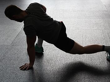 Dehnen ist ein guter Weg, um Muskelkrämpfe zu lösen. Besonders in den Waden haben viele Menschen beim Sport mit lästigen Schmerzen zu kämpfen. Symbolfoto: