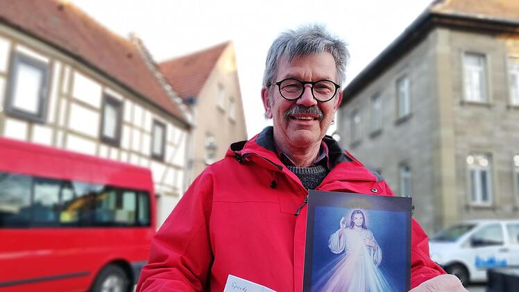 Reinhold Heppt präsentiert voller Freude den Spendenscheck des Rotary-Clubs Bad Kissingen. Foto: Heike Beudert
